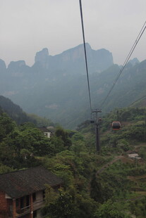 山间索道穿梭于青山之间