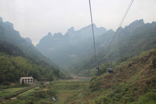 山间索道景色