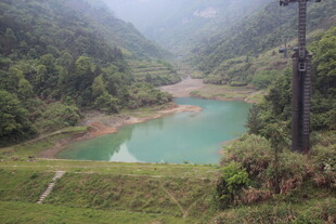 山间碧湖美景