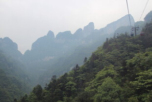 壮美山峦与葱郁植被景观