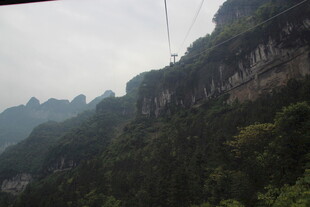 山间峭壁景色