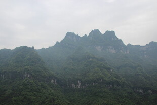云雾缭绕的翠绿山峦