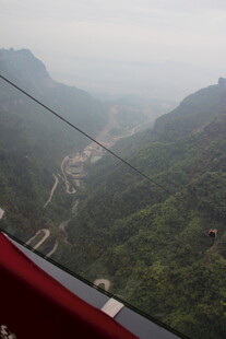 乘缆车俯瞰山间葱郁景色
