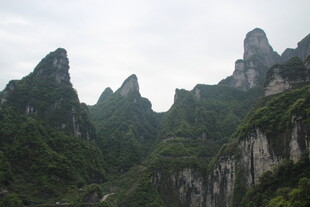 奇峰罗列的壮丽山景
