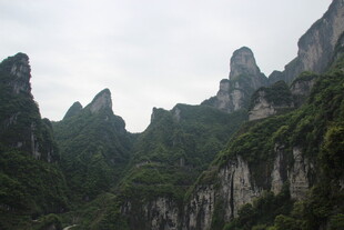 奇峰罗列的壮丽山景