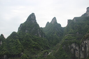 秀丽山峦绿意浓