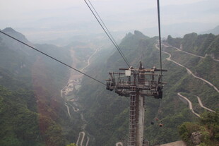 高山缆车穿梭于云雾之间