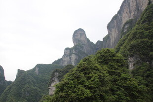 奇峰峻岭间的绿意景致