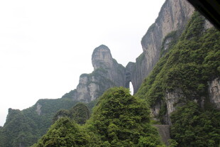 奇峰耸立的翠绿山峦