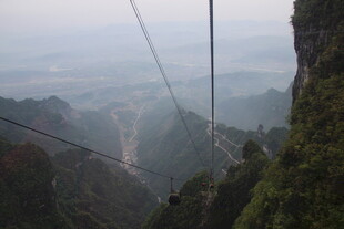 山间索道穿梭于壮丽峡谷