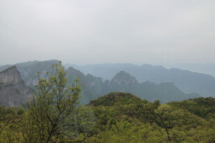 山间绿意 朦胧山峦景色