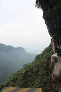 山间公路旁的壮丽自然景观