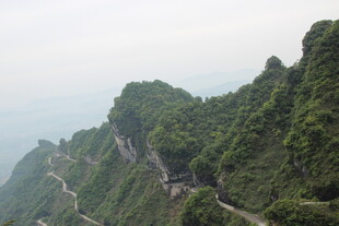 险峻山峦间蜿蜒公路奇观