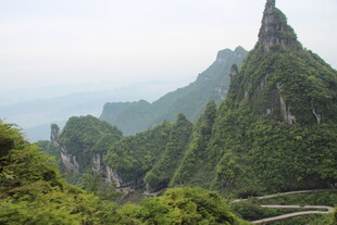 秀丽山峦绿意盎然的景致