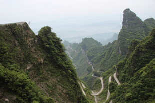 山间蜿蜒公路 绿意盎然