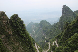 蜿蜒山路穿梭于峻岭之间