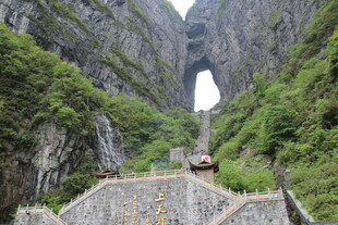 天门山壮观的天然石门景观