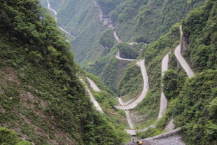 山间蜿蜒盘旋的险峻公路