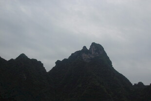 云雾缭绕的巍峨山峰