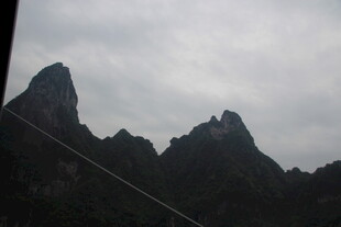 云雾缭绕的巍峨山峰