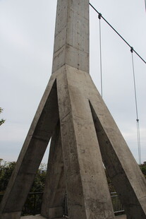 混凝土吊桥桥墩特写