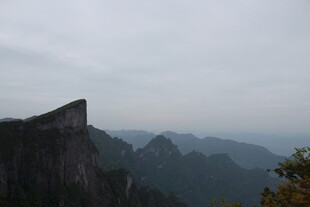 巍峨山峰云雾间美景