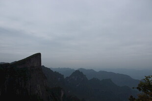 山峦云雾中的峻峭山峰