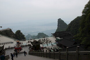 山间步道游人漫步赏景