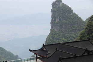 山间古建与奇峰相映成趣
