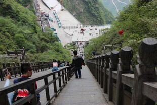 山间栈道上的游客漫步景象