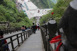 山间栈道游人漫步赏景
