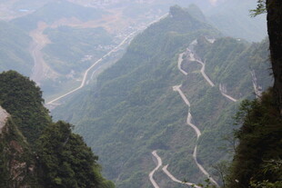 山间蜿蜒公路美景