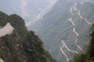 山间蜿蜒公路 壮美风光