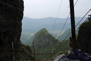 山间景致 远处山峦与电线