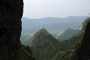 山间美景 远眺葱郁峰峦