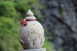 石制佛塔 顶系红饰