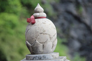 石制佛塔 系红绸饰精美