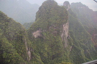 云雾缭绕的险峻山峰