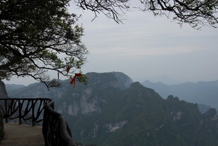 山间栈道赏壮丽山峦景色