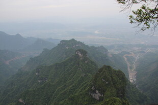 山峦叠翠间的壮美风光
