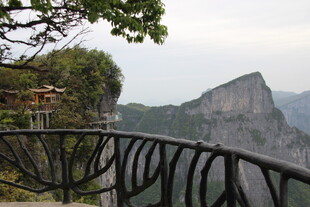 悬崖边观景台赏壮丽山景