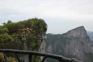 悬崖观景台俯瞰壮丽山景