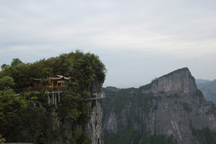 悬崖边的观景建筑