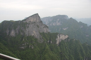 壮丽山景 绿意盎然的峰峦
