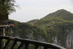 悬崖栈道旁的壮美山景