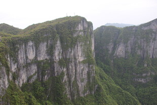 险峻奇峰 绿意萦绕的峭壁