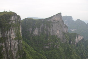 壮丽山峰与葱郁植被景观
