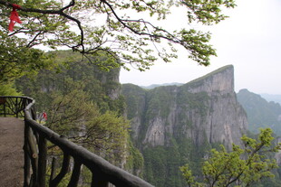 悬崖栈道旁的壮美山峦景色