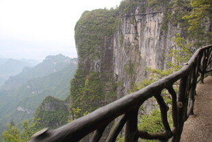 山间栈道旁的壮丽悬崖景观