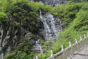 山间瀑布旁的观景步道